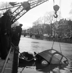 Auto te water in de Keizersgracht te Amsterdam Brandweer bezig met het uit het , Bestanddeelnr 912-3101