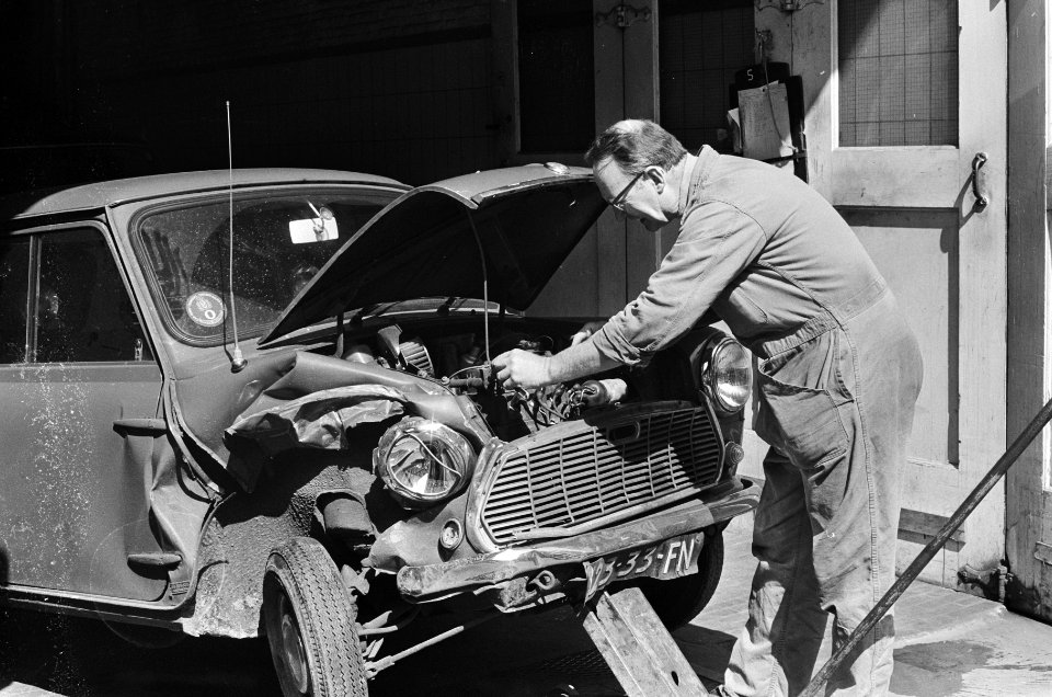Automonteur aan het werk, Bestanddeelnr 924-4940