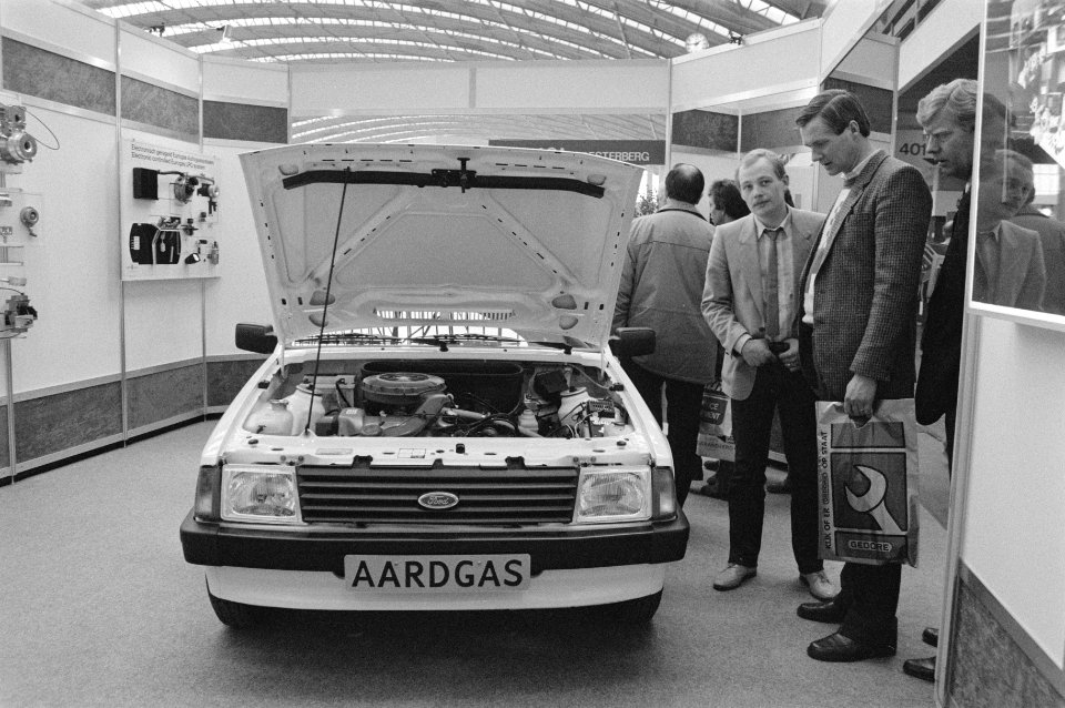Autovakbeurs in de RAI personenauto die op aardgas kan rijden, volgens de firma, Bestanddeelnr 933-2750