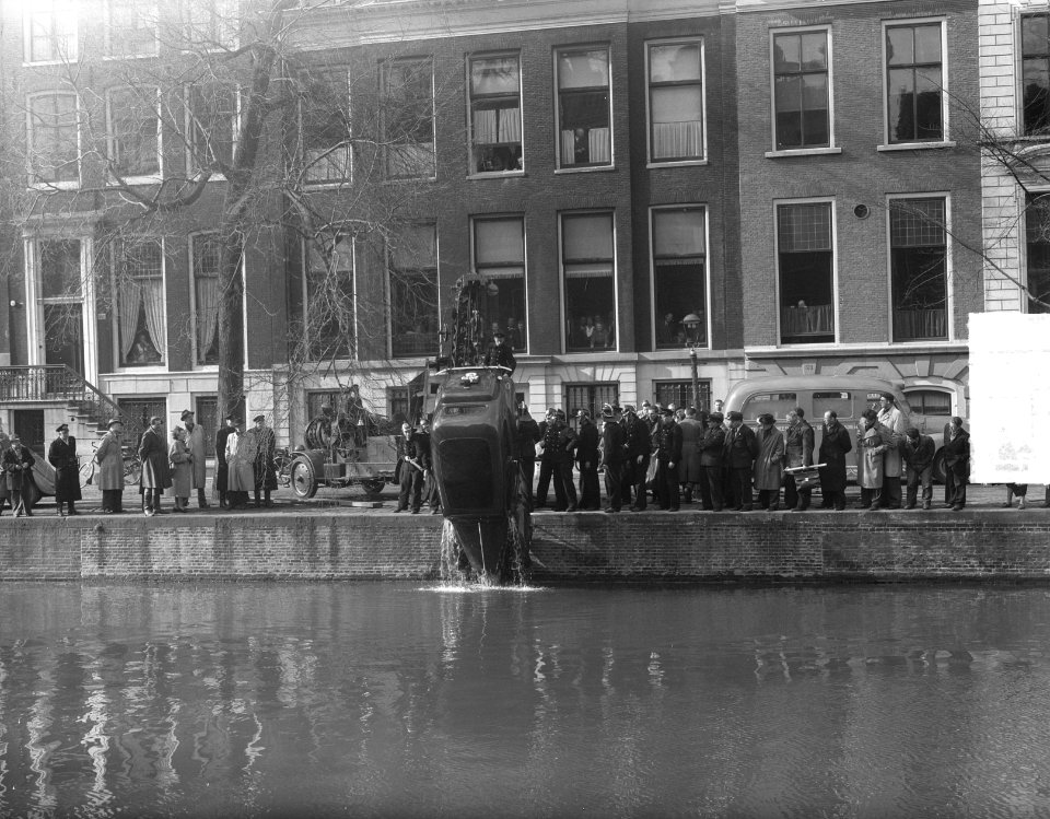 Auto te water in Heerengracht, Bestanddeelnr 904-5055
