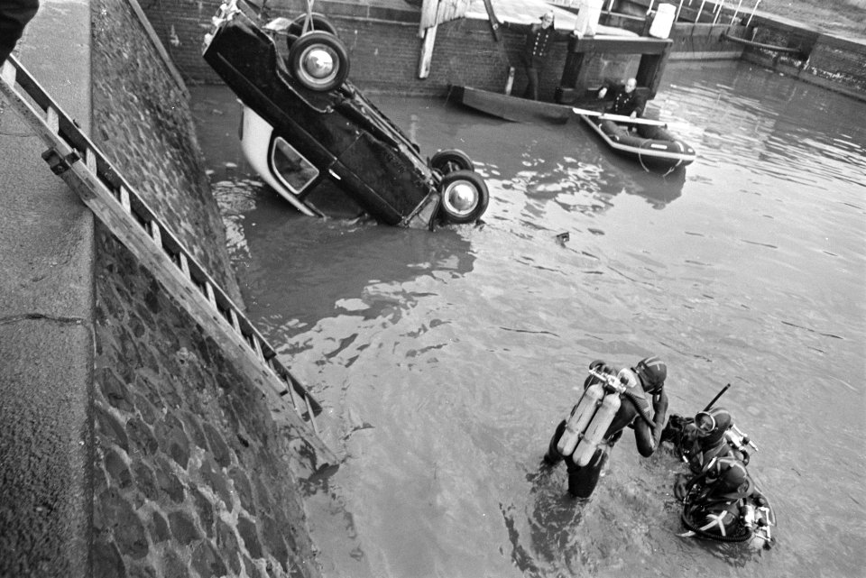 Auto te water in Cruquiuskade vier doden. Brandweer takelt auto op, Bestanddeelnr 921-3585