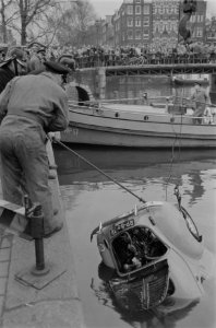 Auto te water in de Brouwersgracht bij de Herenmarkt, Bestanddeelnr 911-8293