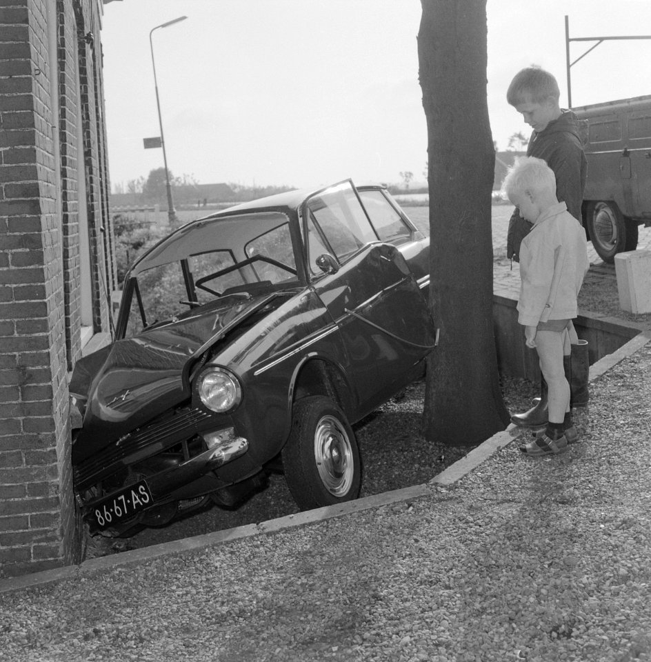 Auto (nieuwe) tegen huis bij Nes, aan de Amstel, Bestanddeelnr 919-1762