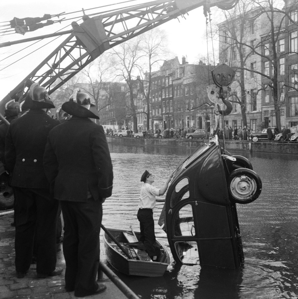 Auto te water in de Keizersgracht te Amsterdam Brandweer bezig met het uit het , Bestanddeelnr 912-3103