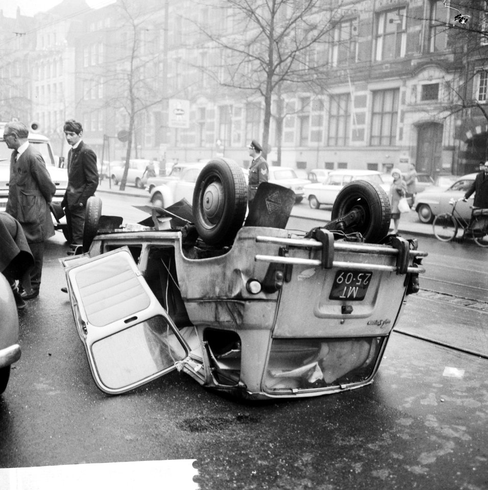Auto op zijn kop op Rokin, exclusief Parool, Bestanddeelnr 918-7046