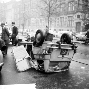 Auto op zijn kop op Rokin, exclusief Parool, Bestanddeelnr 918-7046