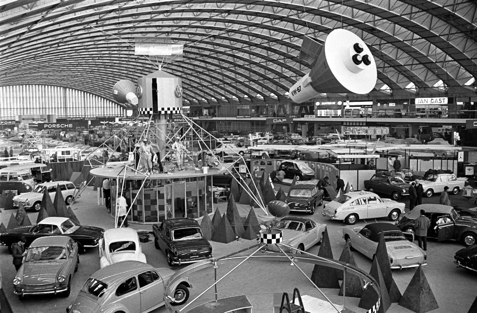 Autotentoonstelling in RAI, overzicht, voorbereidingen al versieringen modellen , Bestanddeelnr 920-0747