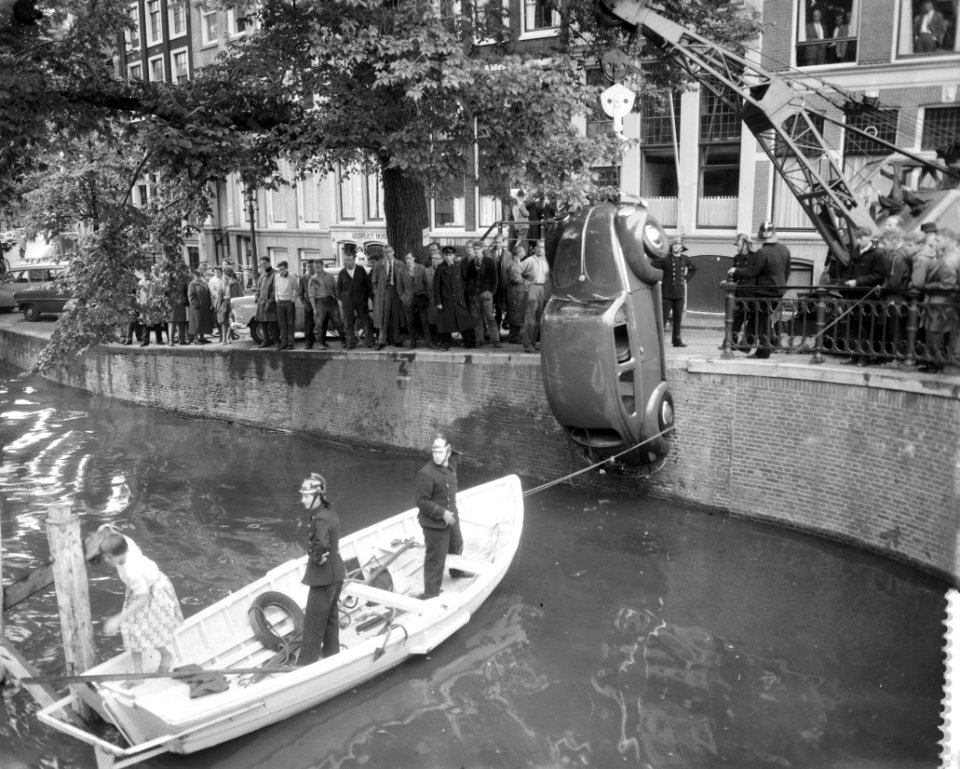 Auto te water in Keizersgracht, Bestanddeelnr 911-3788