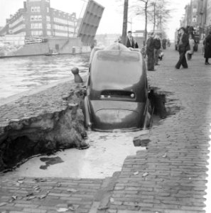 Auto zakt weg in een gat op de Kostverlorenkade, Bestanddeelnr 909-9578