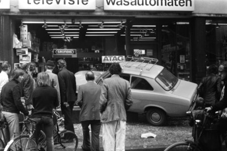 Auto rijdt etalage binnen in Van Woustraat , Amsterdam, Bestanddeelnr 928-6161