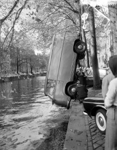 Auto te water in de Heerengracht, Bestanddeelnr 910-7671