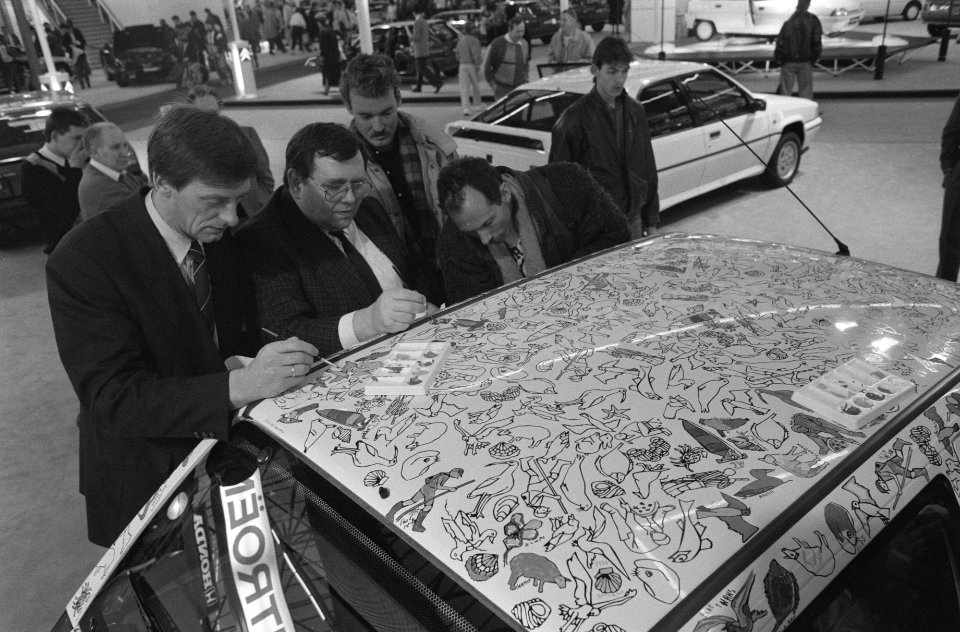 Auto RAI 1989, tekening inkleuren op het dak van een auto, Bestanddeelnr 934-3994