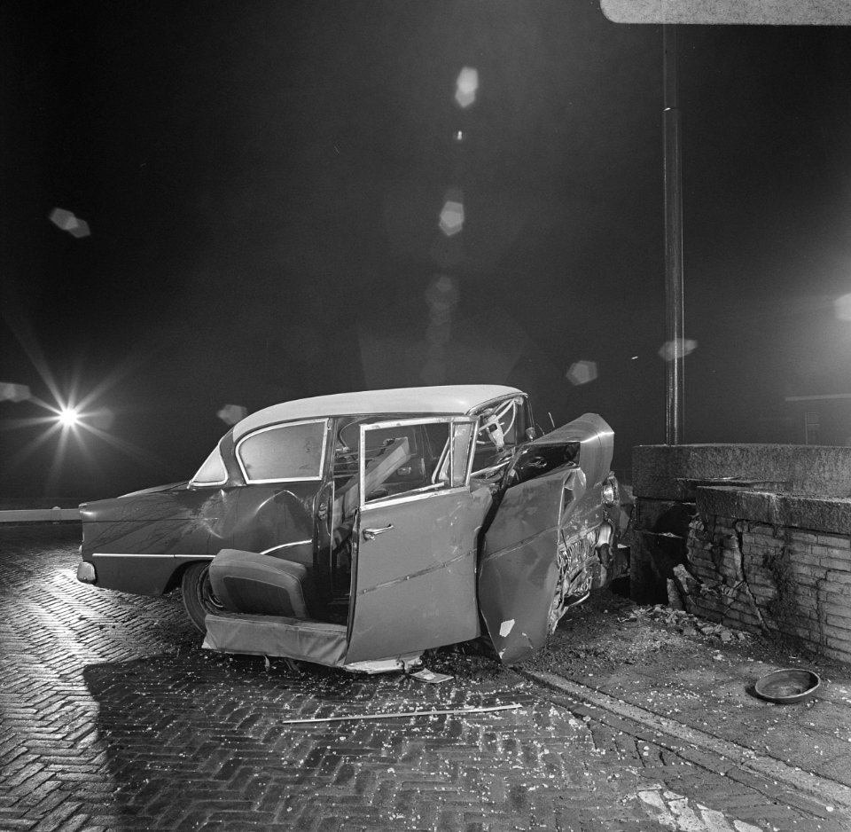 Auto-ongeluk Bergschenhoek en Grindweg (grens Rotterdam), twee doden, het autowr, Bestanddeelnr 919-8540