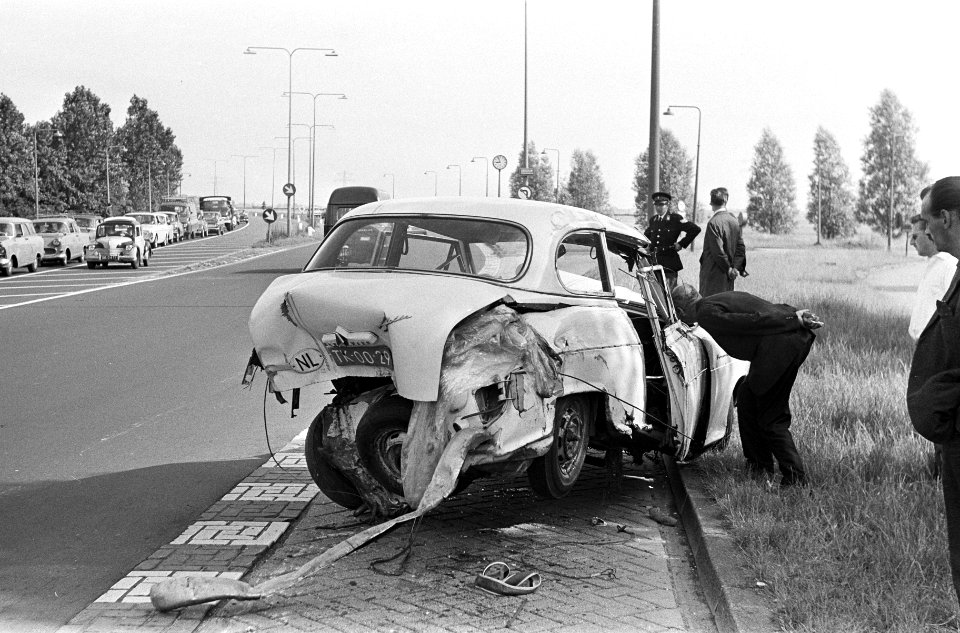 Auto-ongeluk bij Schellingwouderbrug, de auto die ongeluk veroorzaakte, Bestanddeelnr 919-2699