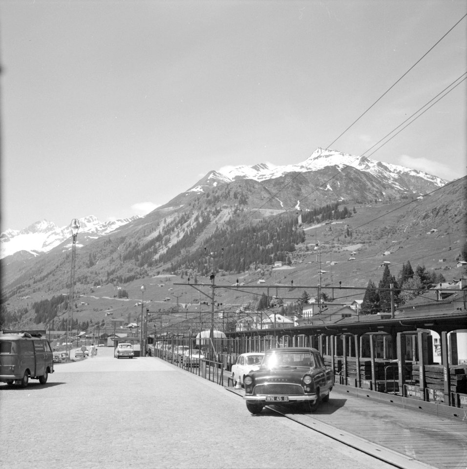 Auto rijdt van de trein af, Bestanddeelnr 254-5082