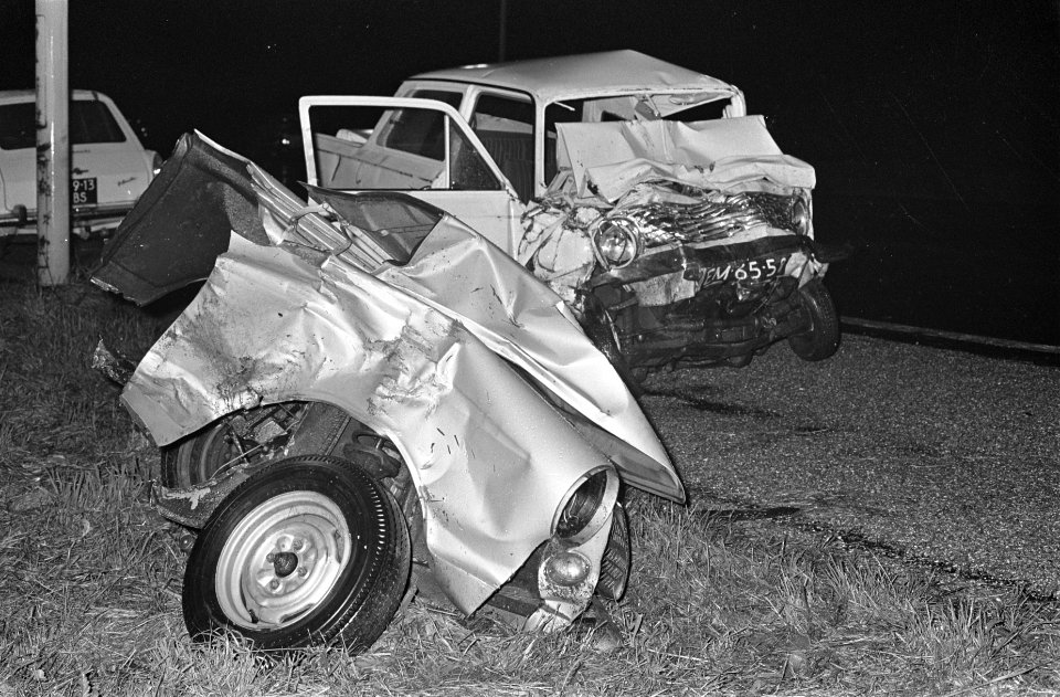 Auto-ongeluk bij Muiden, 3 doden. Een stuk motor op voorgrond, daarachter Vauxha, Bestanddeelnr 920-7147