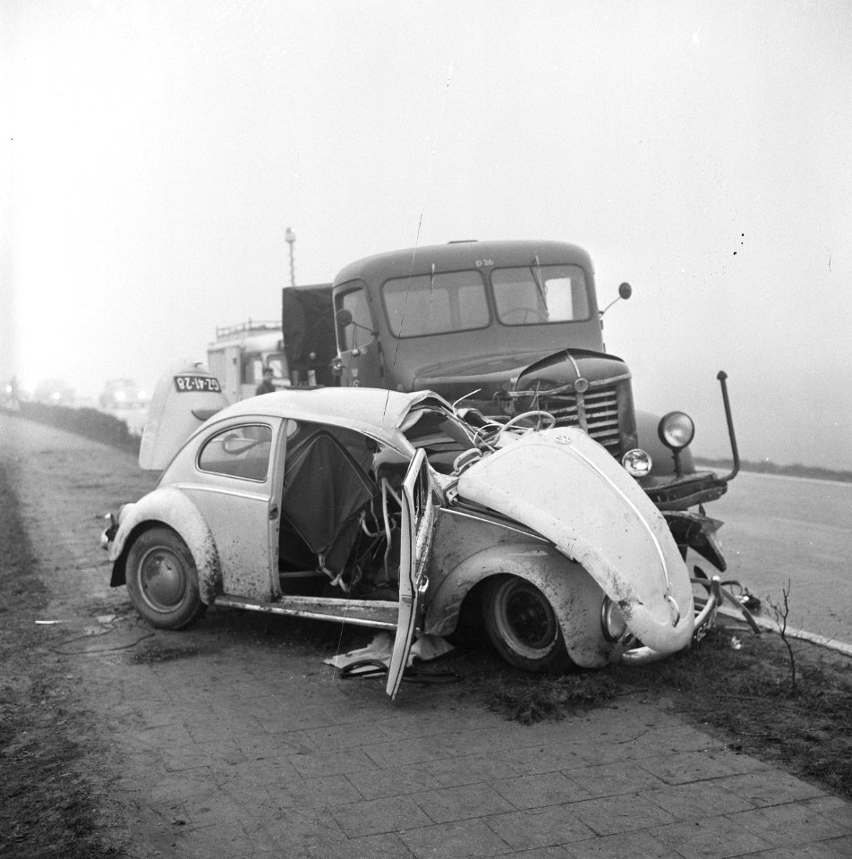 Auto-ongeluk op de Geldersedijk tussen Zwolle en Hattem, Bestanddeelnr 917-2312