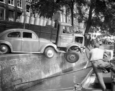Auto-ongeval op de Kalkmarkt De autos op de kant van de gracht, Bestanddeelnr 912-6151