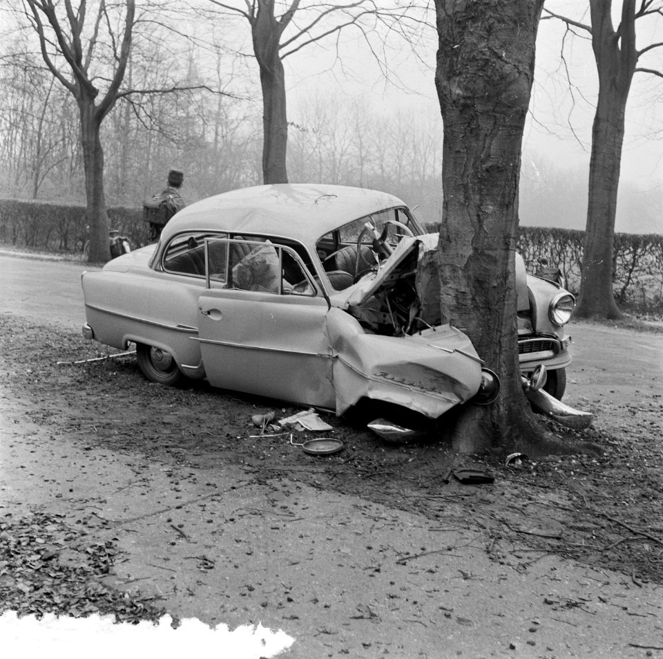 Auto-ongeluk op de Apeldoornseweg onder Hattem Een dode, twee gewonden (van de , Bestanddeelnr 908-4643