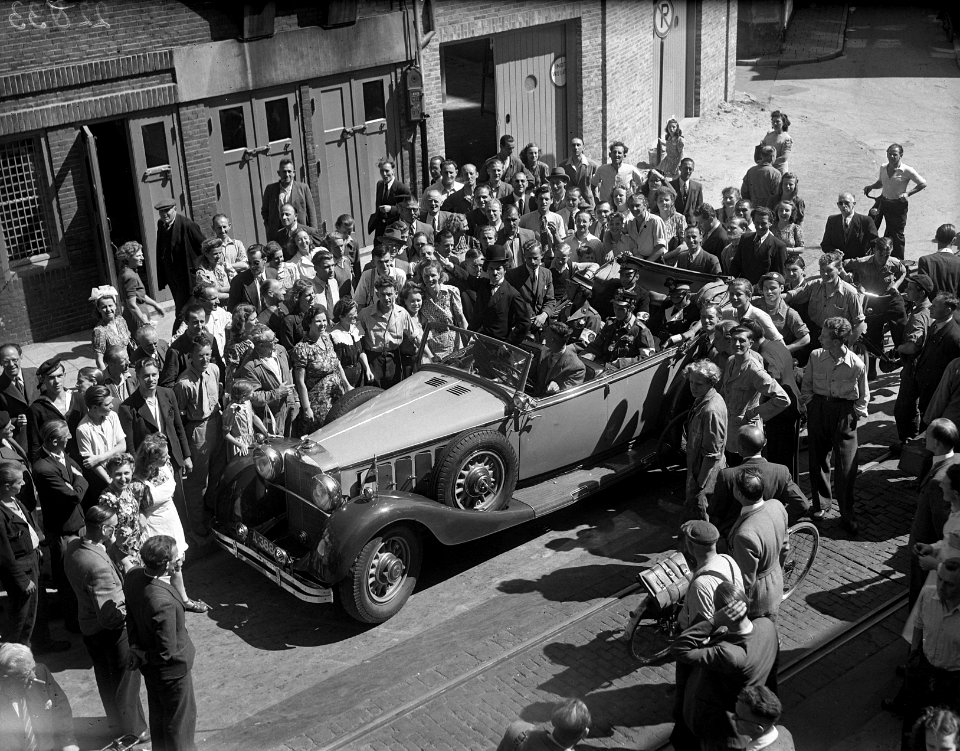 Auto van Hitler met een imitatie door Charlie Chaplin, Bestanddeelnr 902-2833