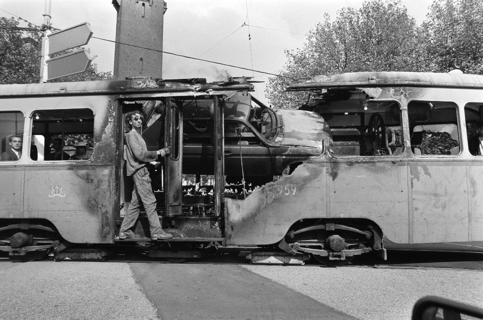 Auto wordt geroosterd in tram (Amsterdam) van Frans kunstenaarscollectief Royal , Bestanddeelnr 934-0322