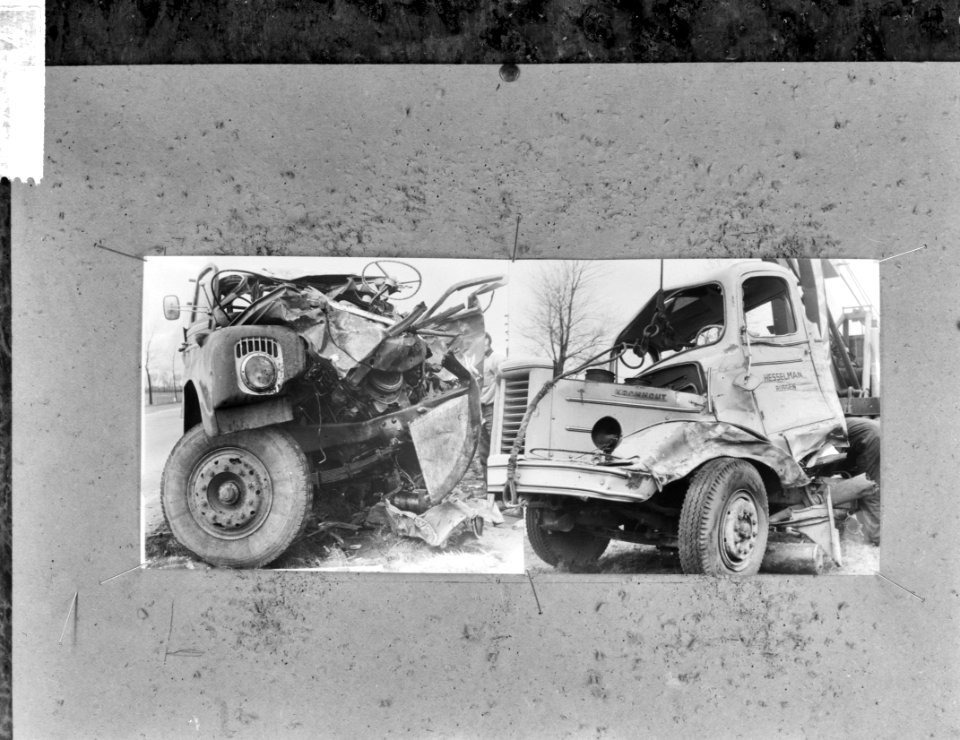 Auto-ongeluk op Rijksweg Amsterdam Amersfoort, overzicht ravage, Bestanddeelnr 917-2584