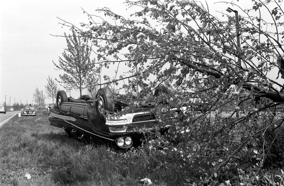 Auto-ongeluk op Haagse Weg, Bestanddeelnr 912-4125