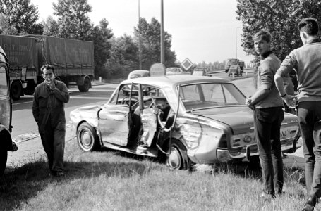 Auto-ongeluk bij Schellingwouderbrug, een van de autos bij ongeluk betrokken, Bestanddeelnr 919-2700