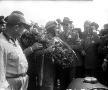 Autoraces Dutch Grand Prix Zandvoort. Winnaar Alberto Ascari met prins Bernhard, Bestanddeelnr 905-7658