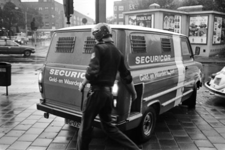 Auto voor geld- en waardetransport met een medewerker, Bestanddeelnr 932-7244