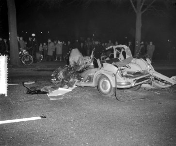 Auto-ongeluk op Haarlemmerweg te Amsterdam, Bestanddeelnr 910-8314