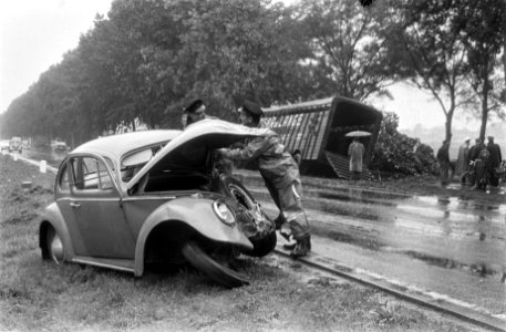 Auto-ongeluk op Leeuwarderweg De vernielde volkswagen met op achtergrond de vee, Bestanddeelnr 915-4968