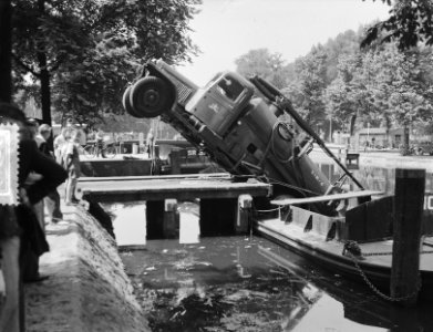 Auto van Stadsreiniging gekanteld op schuit, Bestanddeelnr 905-1873