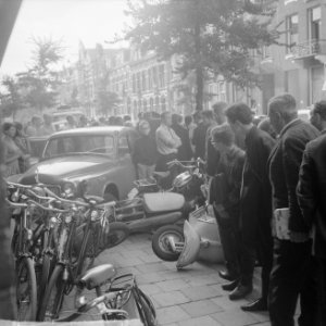 Auto-ongeluk op Willemsparkweg, overzicht van het ongeluk in midden de auto die , Bestanddeelnr 916-9265