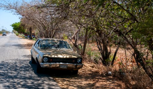 Automovil aparcado en vía La Guardia desde Las Barrancas