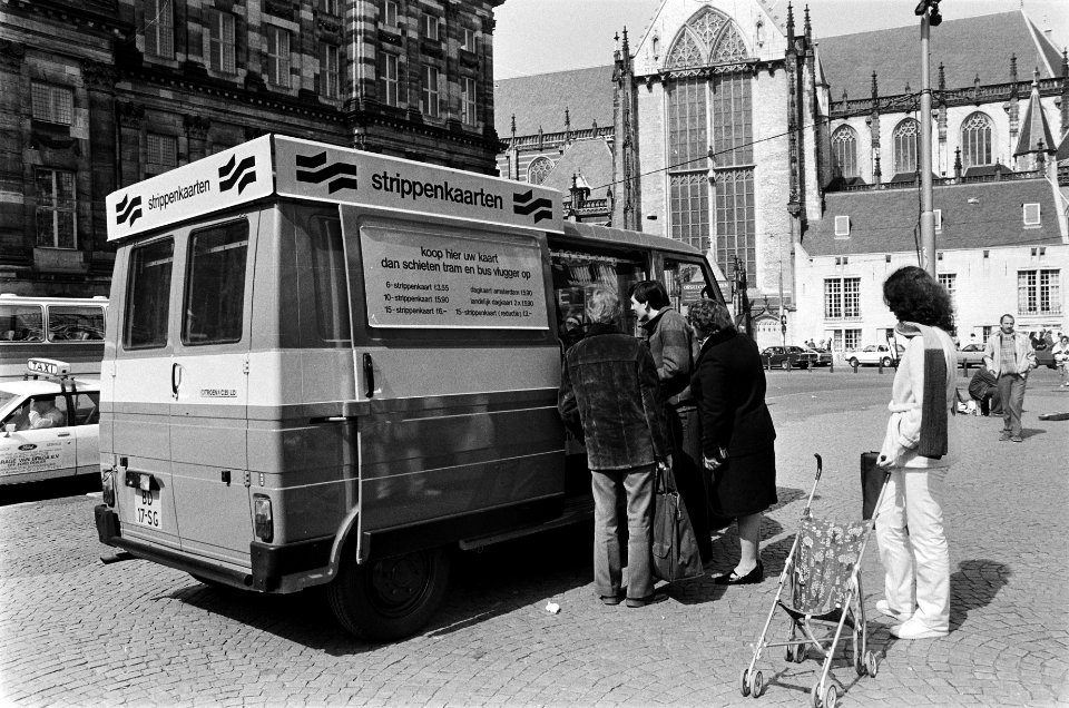 Auto van GVB op Dam in Amsterdam waar men tot 1 juli a.s. strippenkaarten kan ko, Bestanddeelnr 932-1029