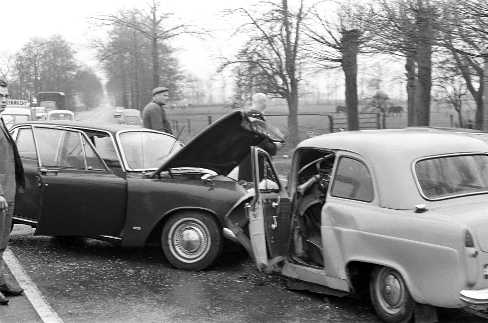 Auto-ongeluk bij Coevorden, Bestanddeelnr 919-0376