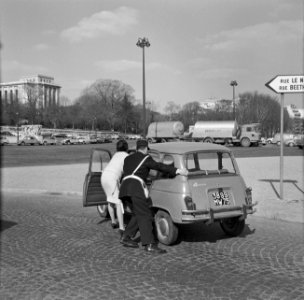Auto voortgeduwd door verkeersagent en bestuurster, Bestanddeelnr 254-0640