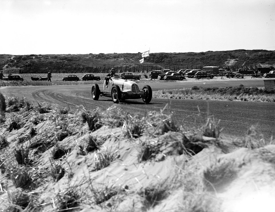 Autorace te Zandvoort. In de haarspeldbocht, Bestanddeelnr 902-8959