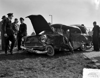Auto-ongeluk op de Hemweg (bij de Centrale Hemweg ), Bestanddeelnr 908-3934