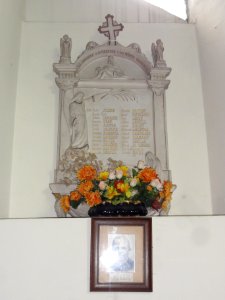 Autreppes (Aisne) église, plaque monument aux morts avec pieta relief