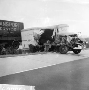 Auto-ongeluk op rijksweg onder Gouda Een zwaar beschadigde vrachtauto in de mid, Bestanddeelnr 915-6609