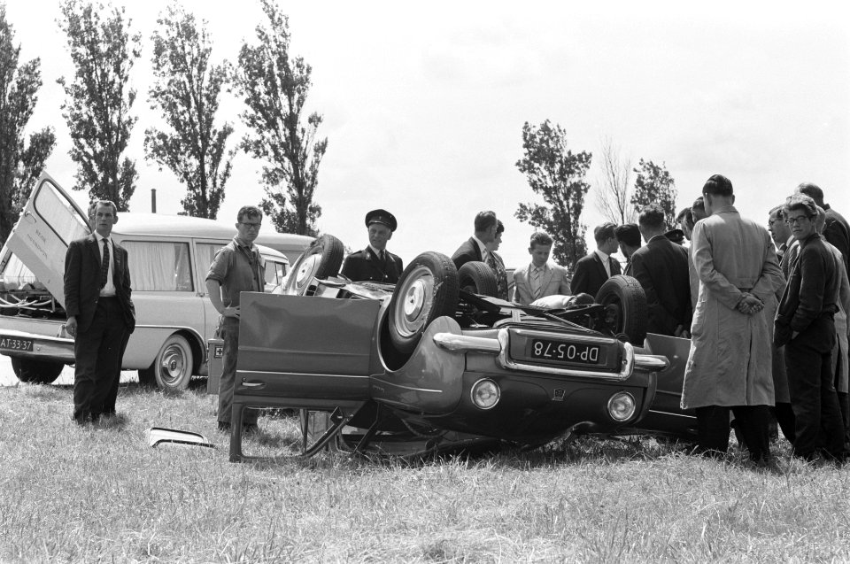 Auto-ongeluk op rijksweg Amsterdam- Den Haag, Bestanddeelnr 912-7047
