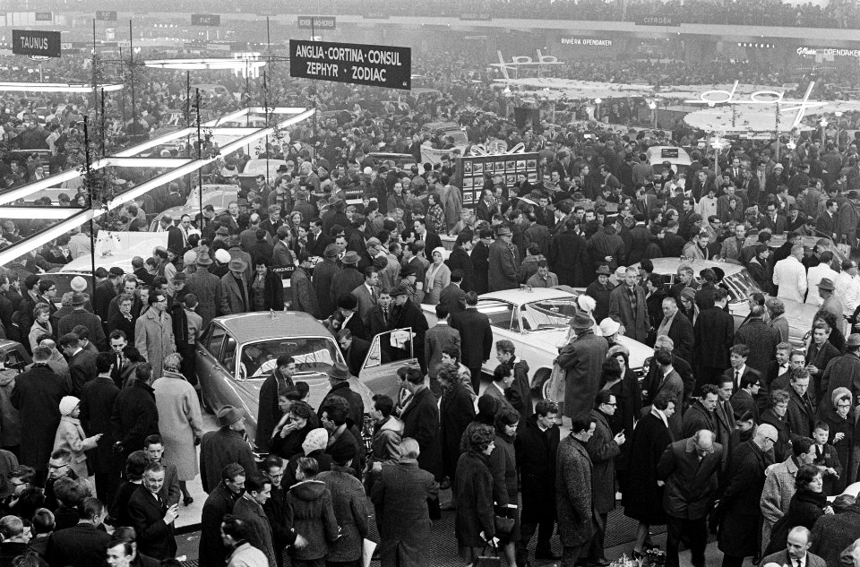 Autotentoonstelling in RAI te Amsterdam, overzicht van een der stands op de RAI, Bestanddeelnr 914-8049