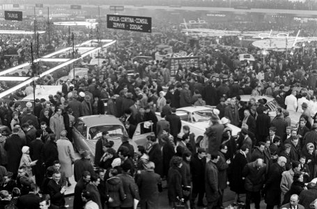 Autotentoonstelling in RAI te Amsterdam, overzicht van een der stands op de RAI, Bestanddeelnr 914-8049