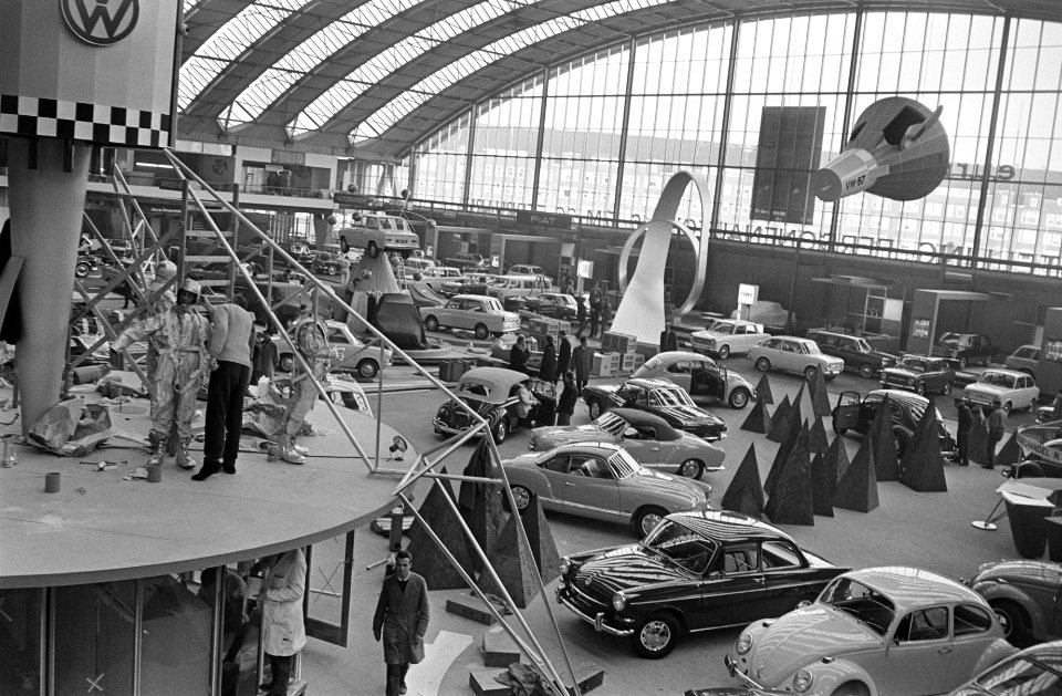 Autotentoonstelling in RAI, overzicht, voorbereidingen al versieringen modellen , Bestanddeelnr 920-0749