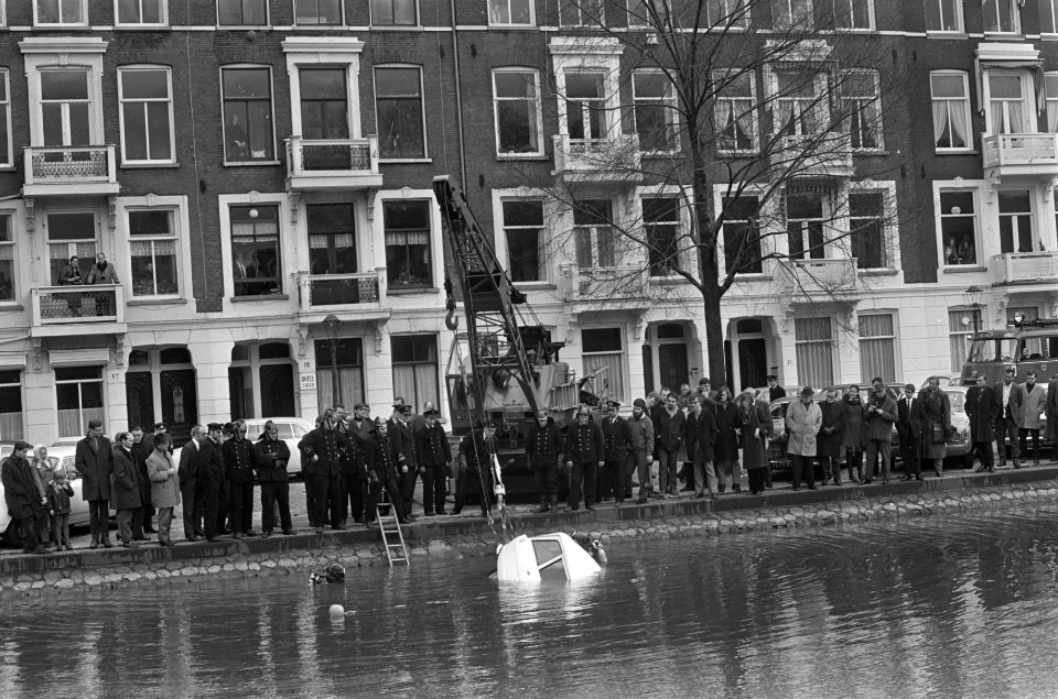Auto te water in Hobbemakade Amsterdam. Kikvorsmannen bevestigen kabel aan auto, Bestanddeelnr 923-3225