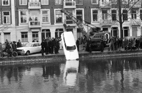 Auto te water in Hobbemakade Amsterdam. Kikvorsmannen bevestigen kabel aan auto, Bestanddeelnr 923-3226