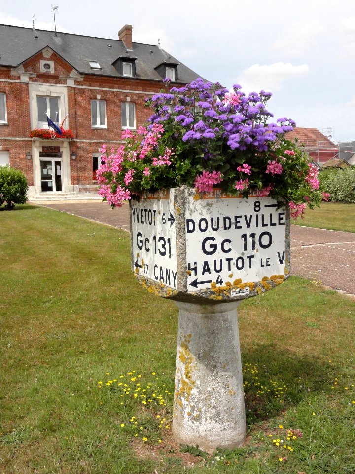 Autretot (Seine-Mar.) ancienne borne Michelin fleuri