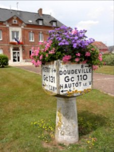 Autretot (Seine-Mar.) ancienne borne Michelin fleuri